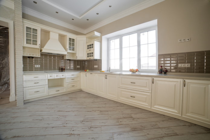 piastrelle per pavimenti effetto legno nell'interno della cucina