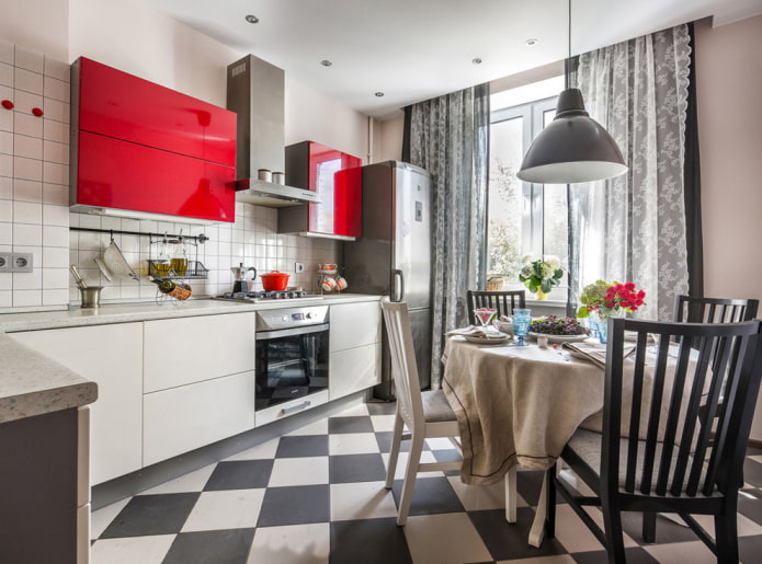 piastrelle bianche e nere all'interno della cucina