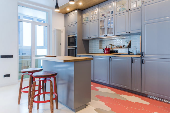 piastrelle multicolori all'interno della cucina