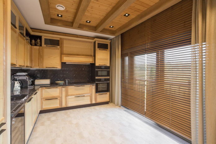 piastrelle per pavimenti effetto legno nell'interno della cucina