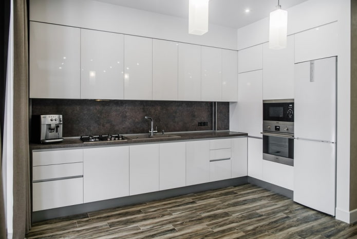piastrelle per pavimenti effetto legno nell'interno della cucina