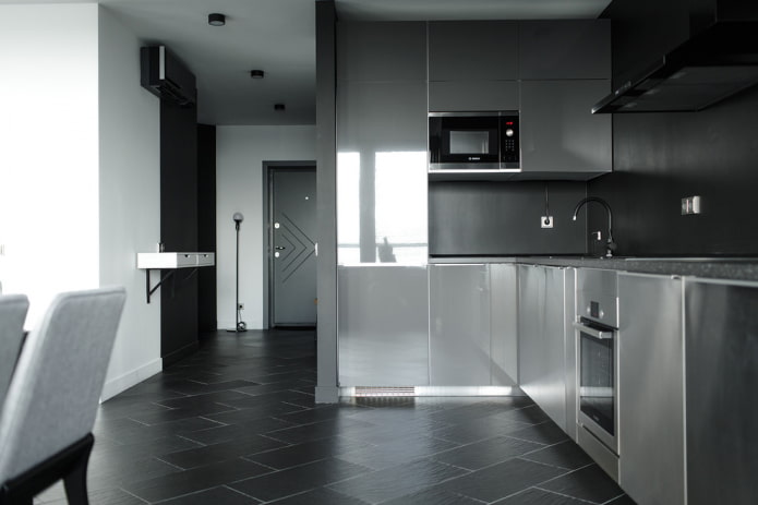 disposizione delle piastrelle del pavimento nell'interno della cucina