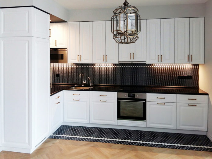 pavimento combinato nell'interno della cucina