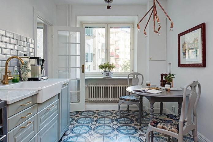 piastrelle per pavimenti con un motivo nell'interno della cucina