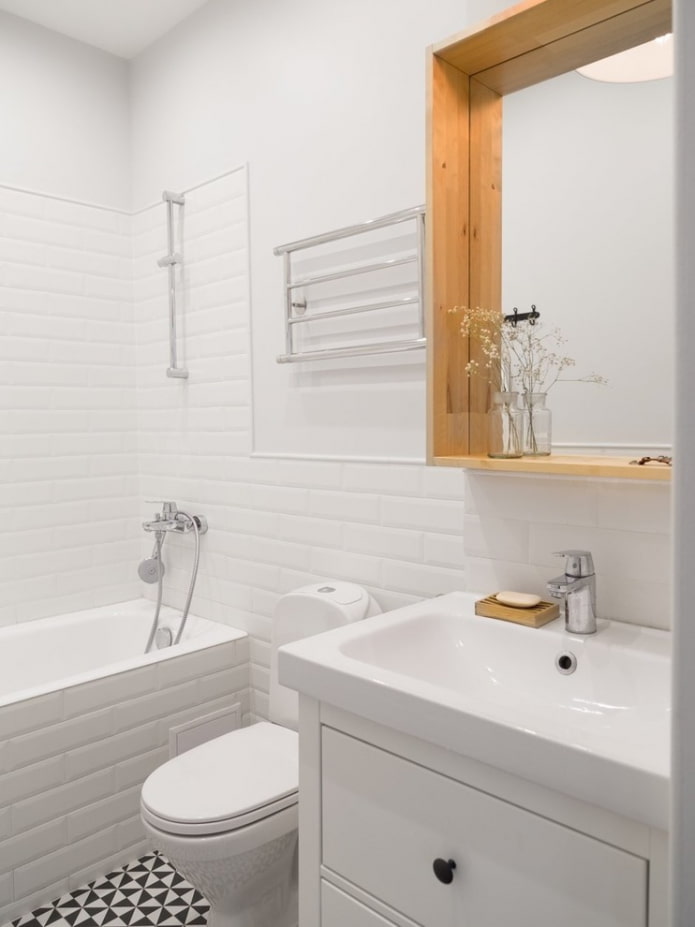 Bagno con un maialino bianco