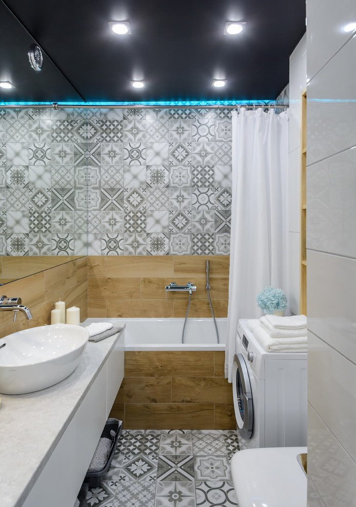 Bagno con piastrelle patchwork e finto legno
