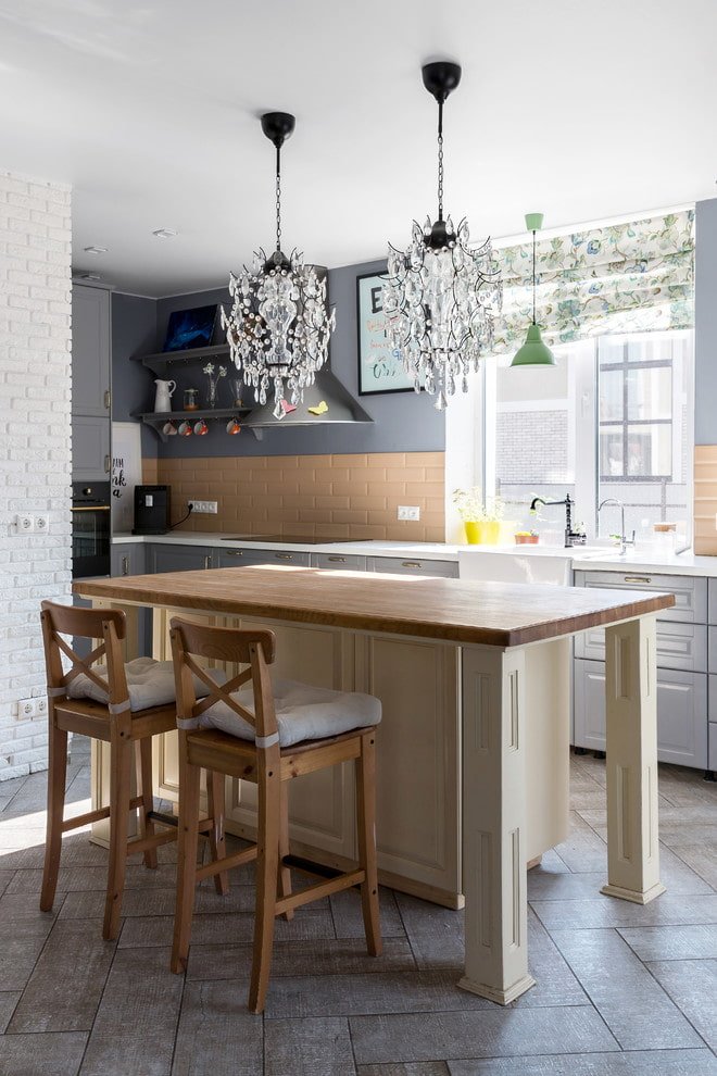 Grembiule beige in una cucina grigia