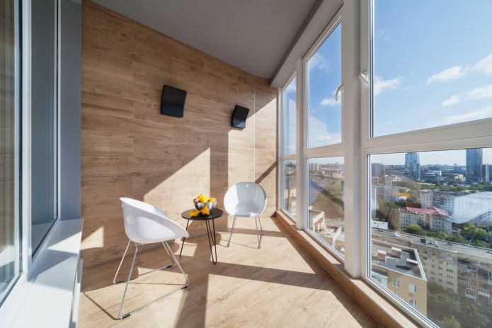 piastrelle effetto legno all'interno del balcone