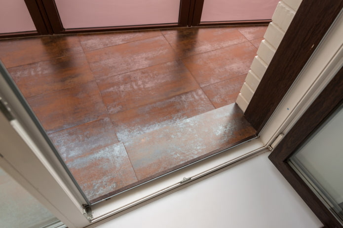 piastrelle sulla soglia all'interno del balcone