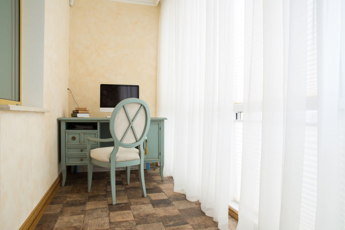 piastrelle all'interno del balcone
