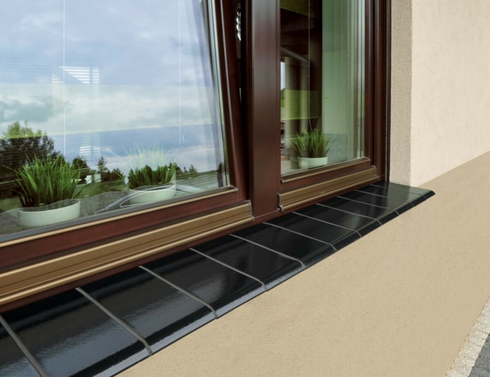 piastrelle sul davanzale all'interno del balcone