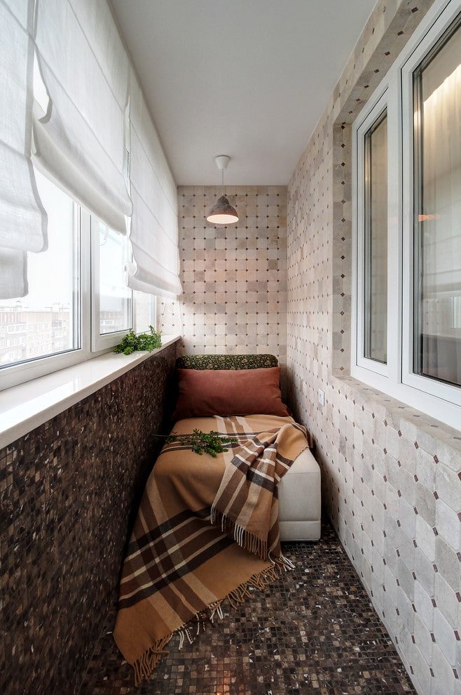 piastrelle sulle pareti all'interno del balcone