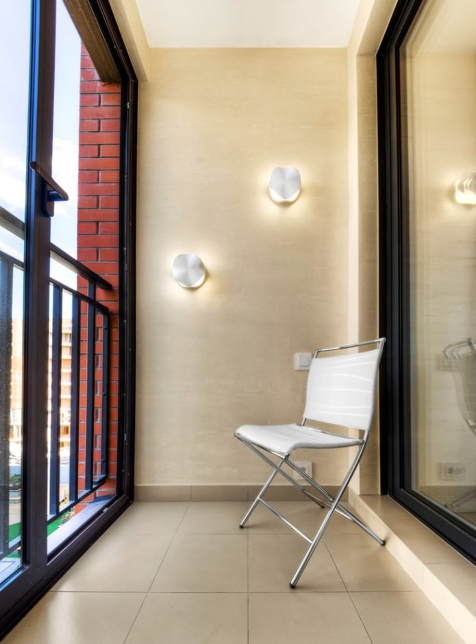 piastrelle sul pavimento di un balcone chiuso