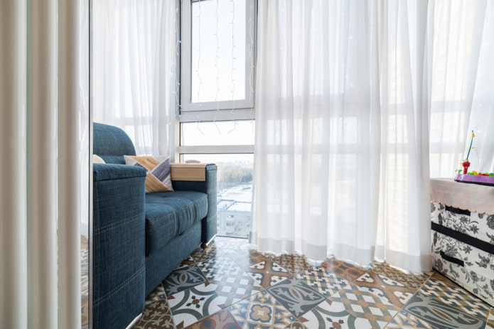 piastrelle patchwork all'interno di un balcone