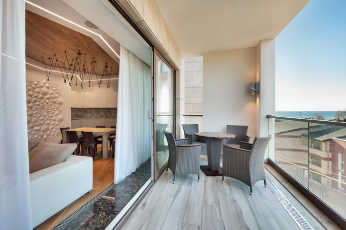 piastrelle che imitano il laminato all'interno del balcone