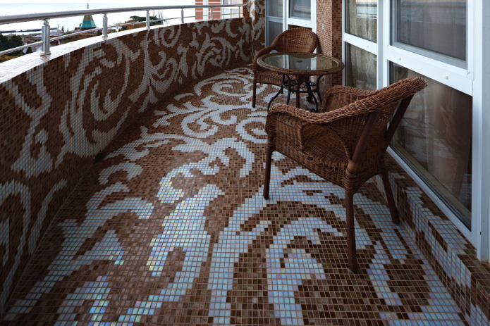 piastrelle a mosaico all'interno del balcone