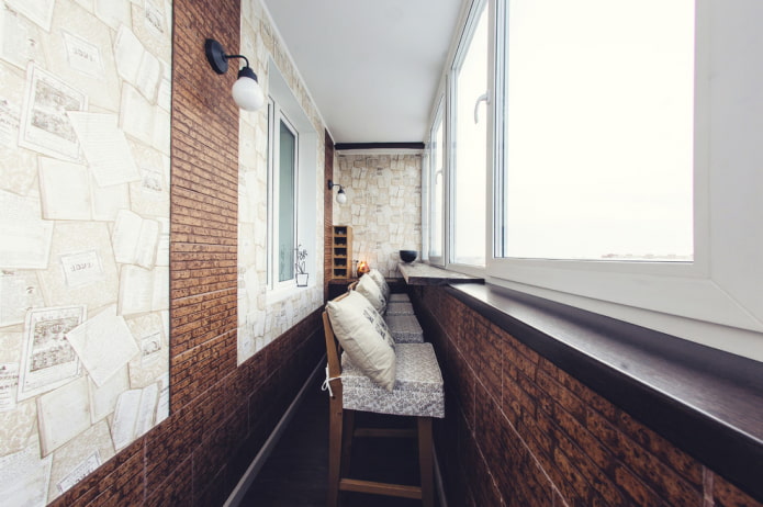piastrelle marroni sulle pareti all'interno del balcone