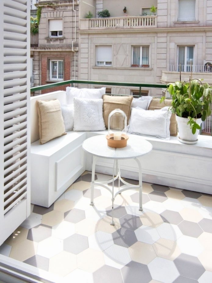 piastrelle sul pavimento del balcone aperto