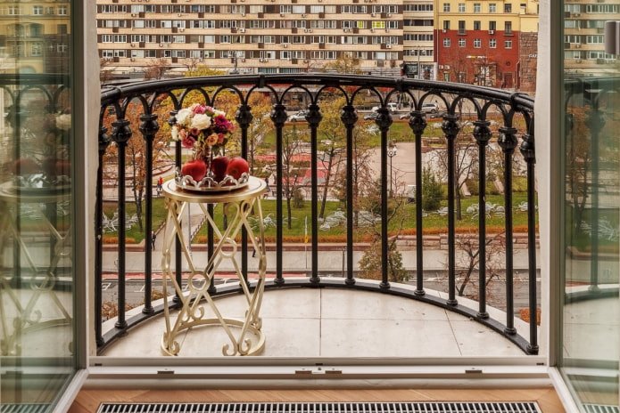 piastrelle sul pavimento di un balcone semicircolare