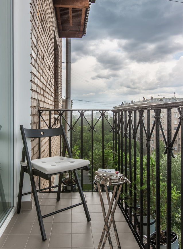 piastrelle sul pavimento del balcone aperto