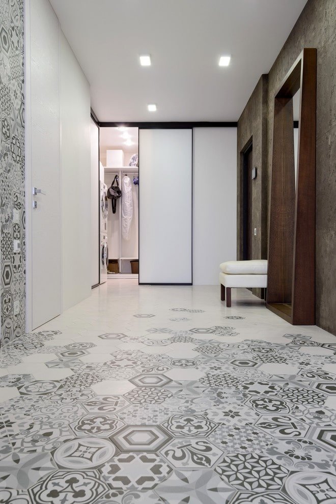 Piastrelle grigie con un ornamento