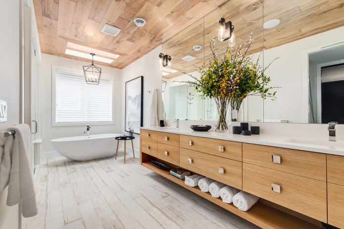 piastrelle per soffitto effetto legno nell'interno del bagno