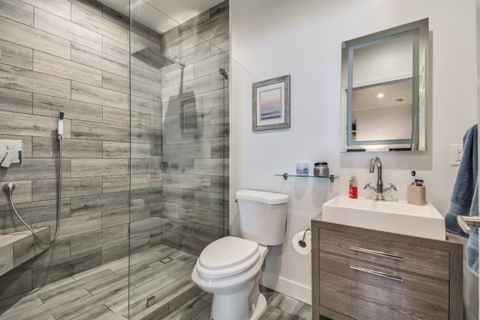 doccia con piastrelle effetto legno nell'arredamento del bagno