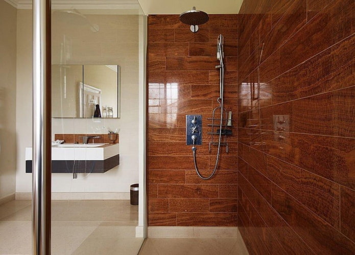 doccia con piastrelle effetto legno nell'arredamento del bagno