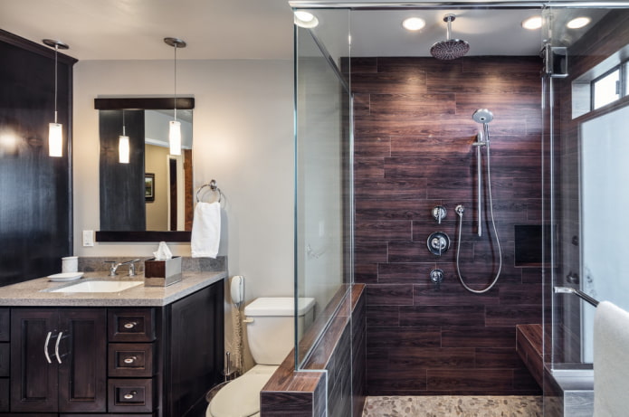 piastrelle effetto legno nell'interno del bagno