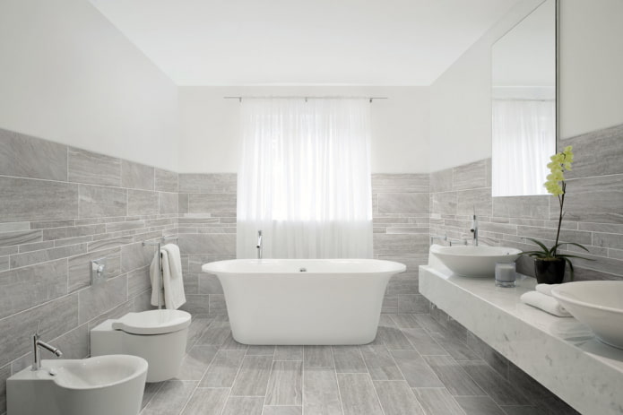 piastrelle effetto legno nell'interno del bagno