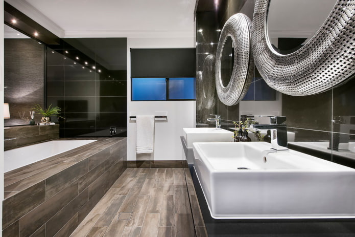 parete divisoria per il bagno con piastrelle effetto legno nell'arredamento del bagno