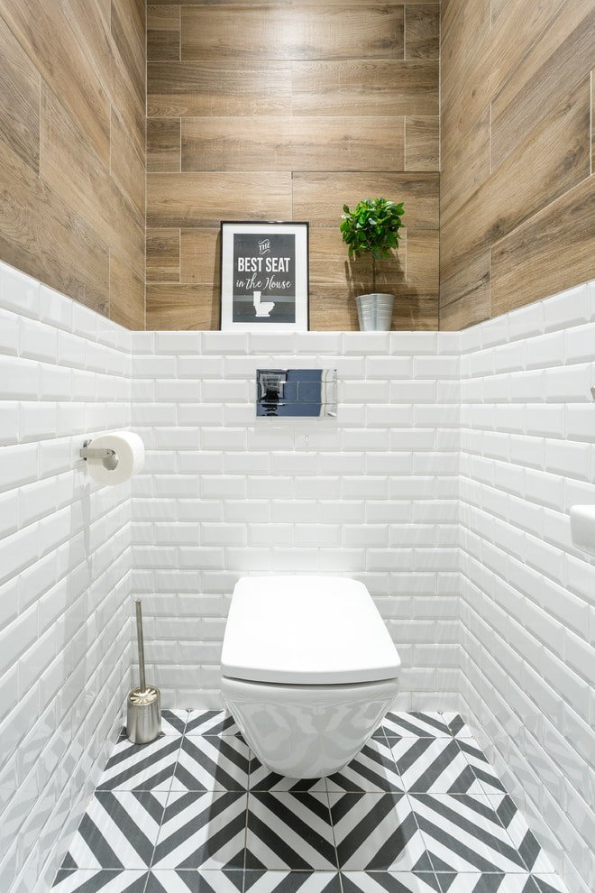 piastrelle in legno all'interno del bagno