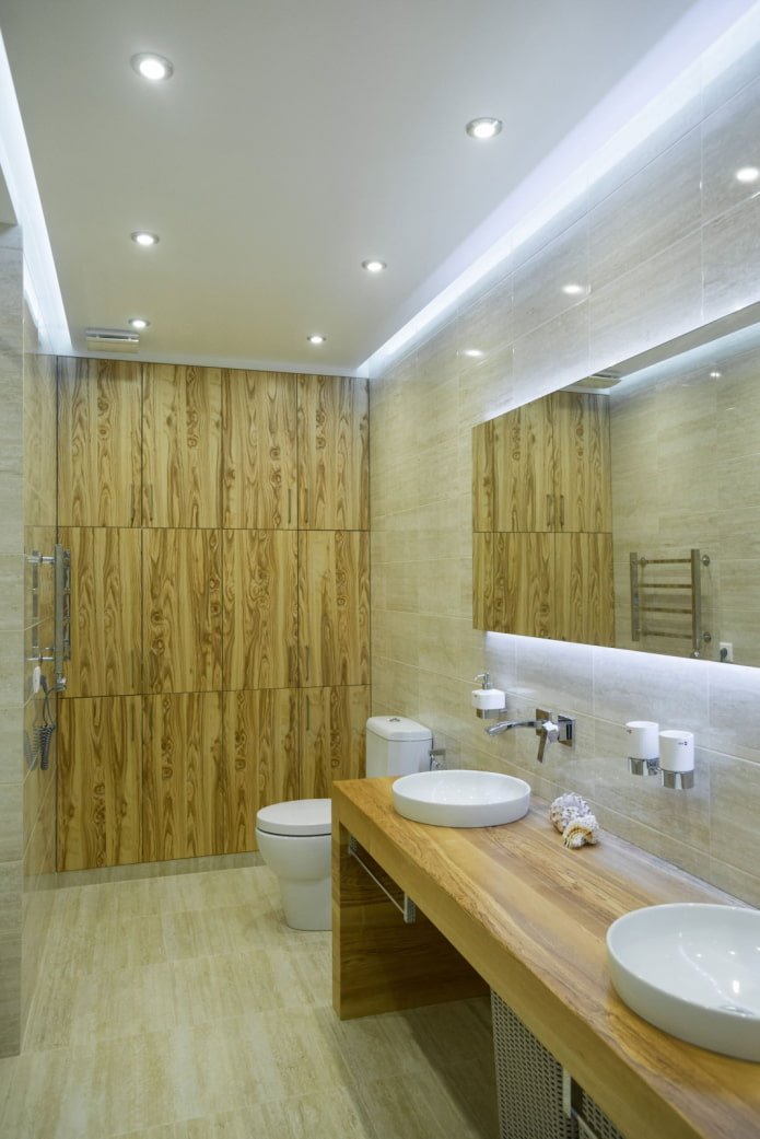 piastrelle in legno all'interno del bagno