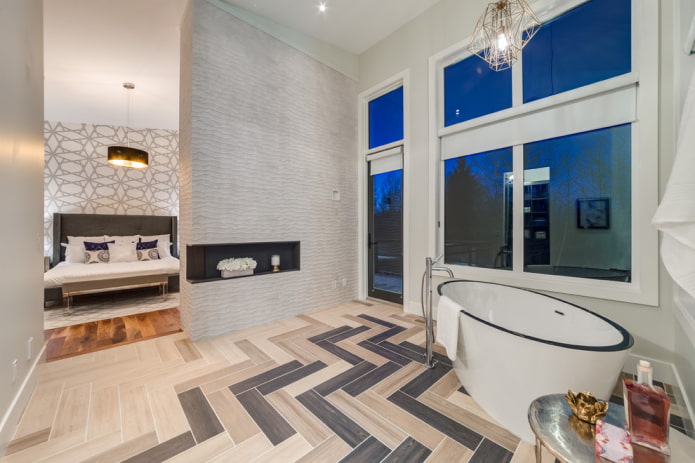disposizione delle piastrelle effetto legno nell'interno del bagno