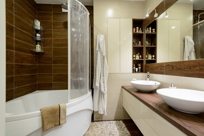 piastrelle effetto legno nell'interno del bagno