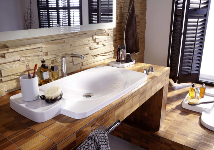 piano di lavoro con piastrelle effetto legno in un interno del bagno