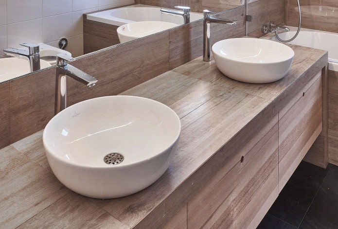 piano di lavoro con piastrelle effetto legno in un interno del bagno