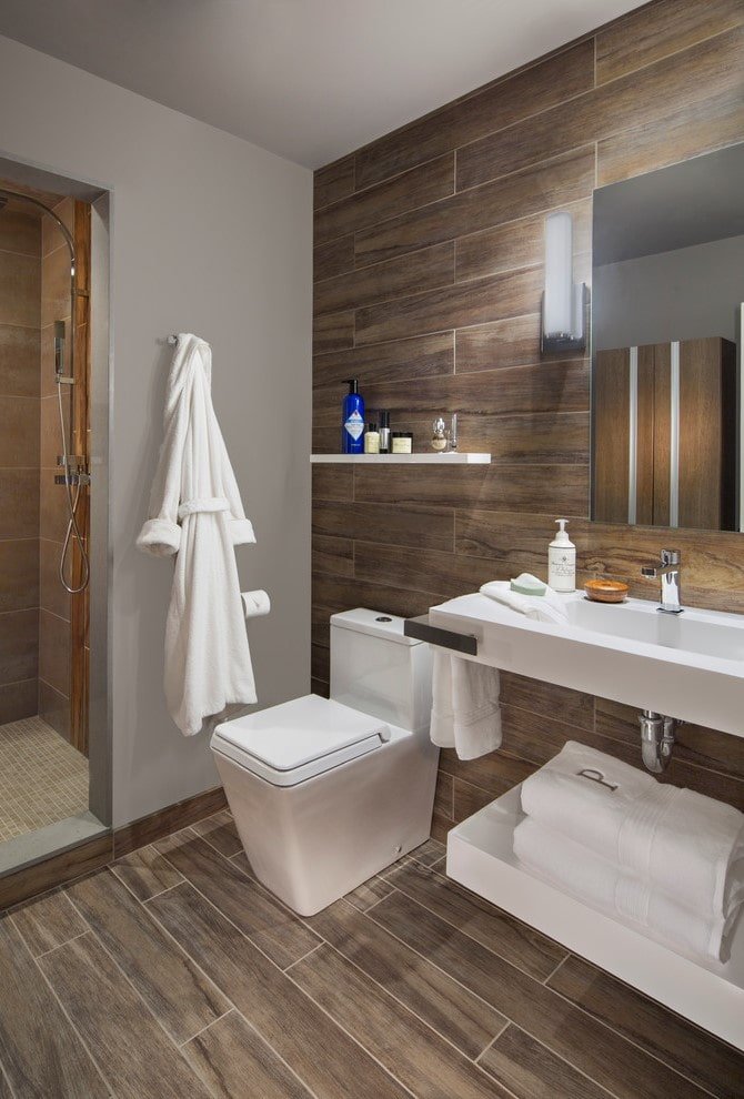 piastrelle effetto legno nell'interno del bagno