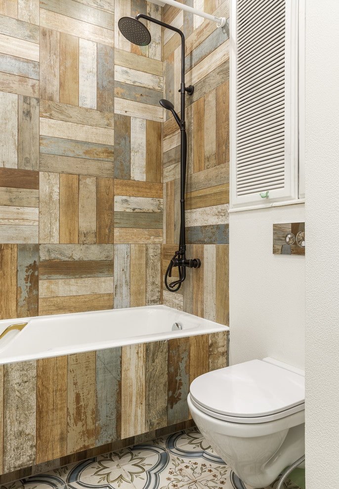 design di piastrelle in legno nell'interno del bagno