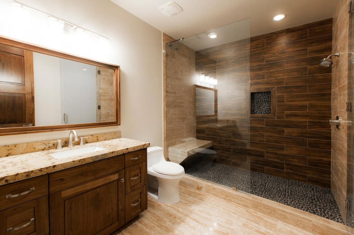 piastrelle effetto legno nell'interno del bagno