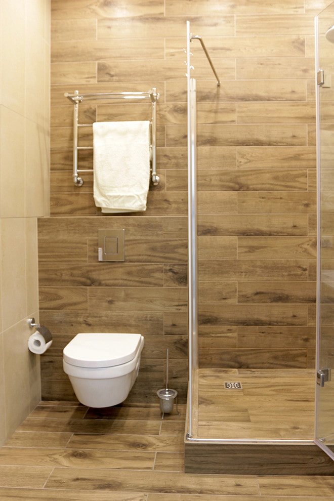 disposizione delle piastrelle effetto legno nell'interno del bagno