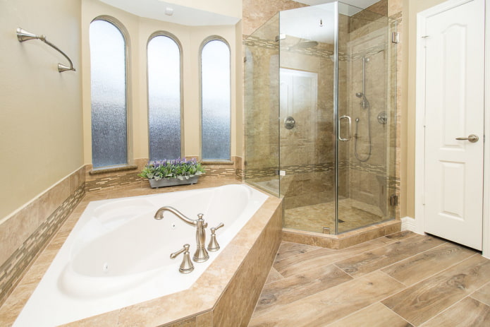piastrelle effetto legno in un bagno in stile classico