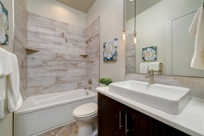 design di piastrelle in legno nell'interno del bagno