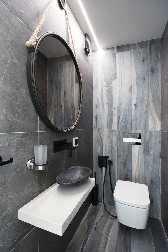 piastrelle effetto legno nell'interno di un bagno