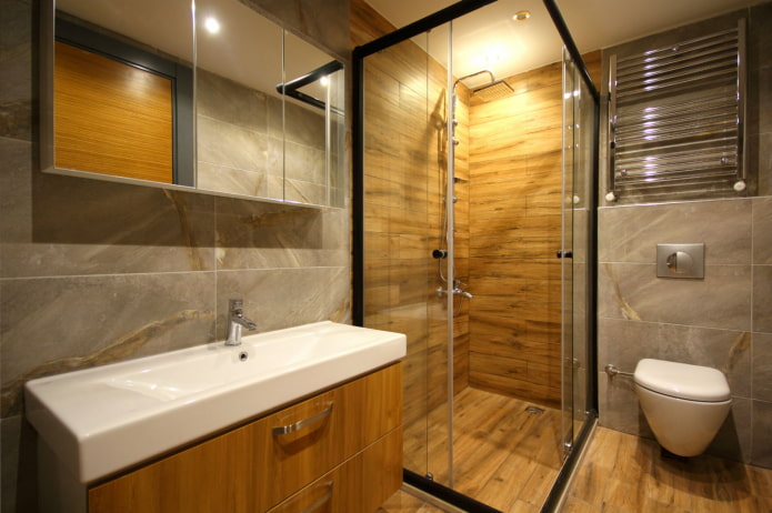 combinazione di piastrelle effetto legno con marmo nell'arredamento del bagno