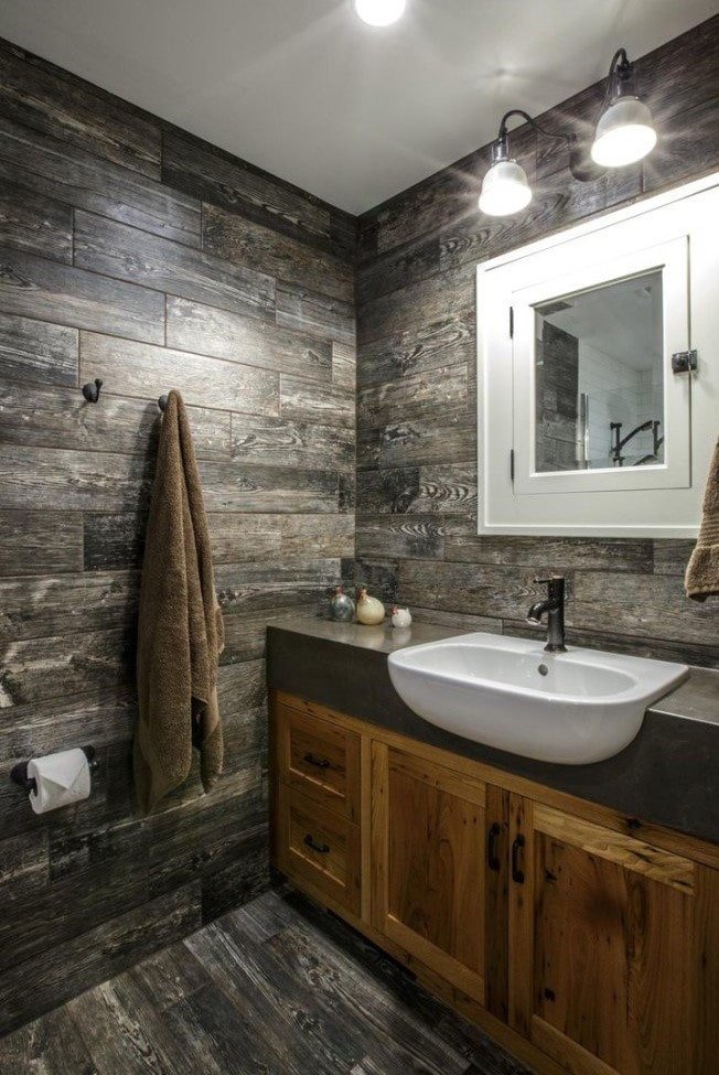 design di piastrelle in legno nell'interno del bagno