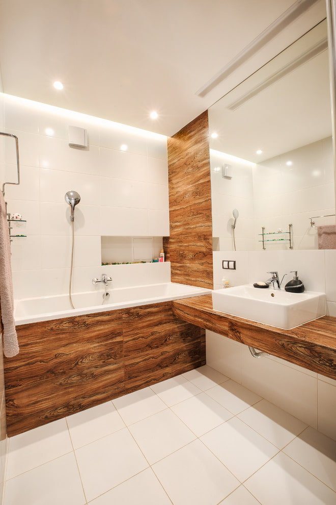 piastrelle effetto legno nell'interno del bagno