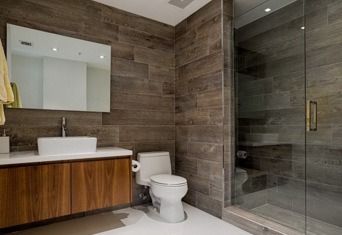 piastrelle effetto legno nell'interno del bagno