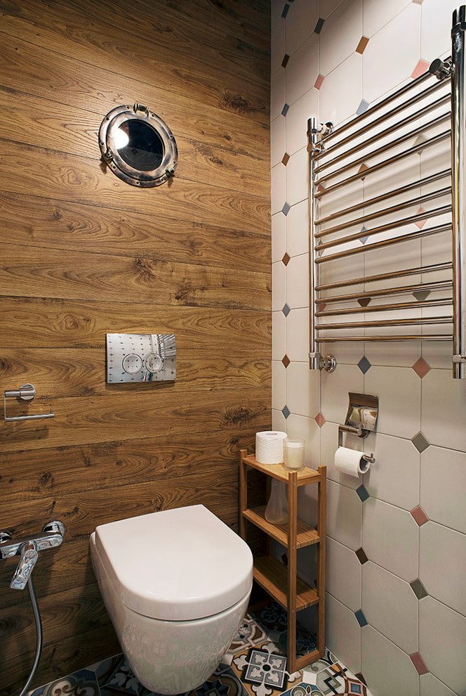 piastrelle in legno all'interno del bagno