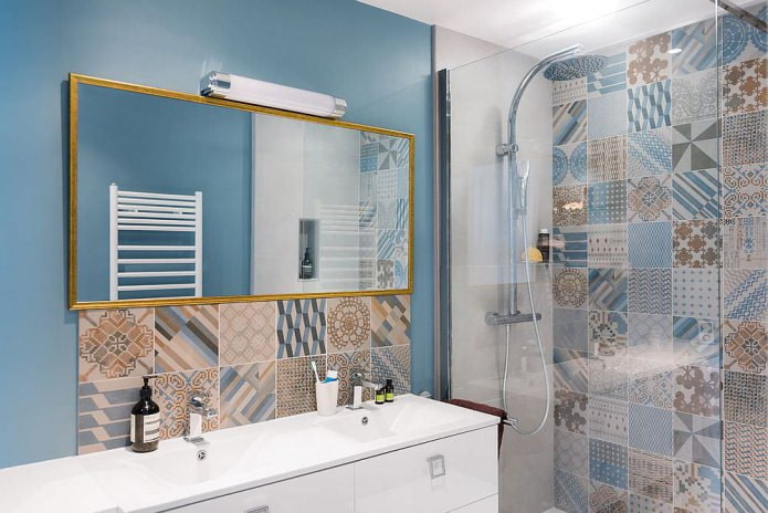 Piastrelle patchwork in bagno
